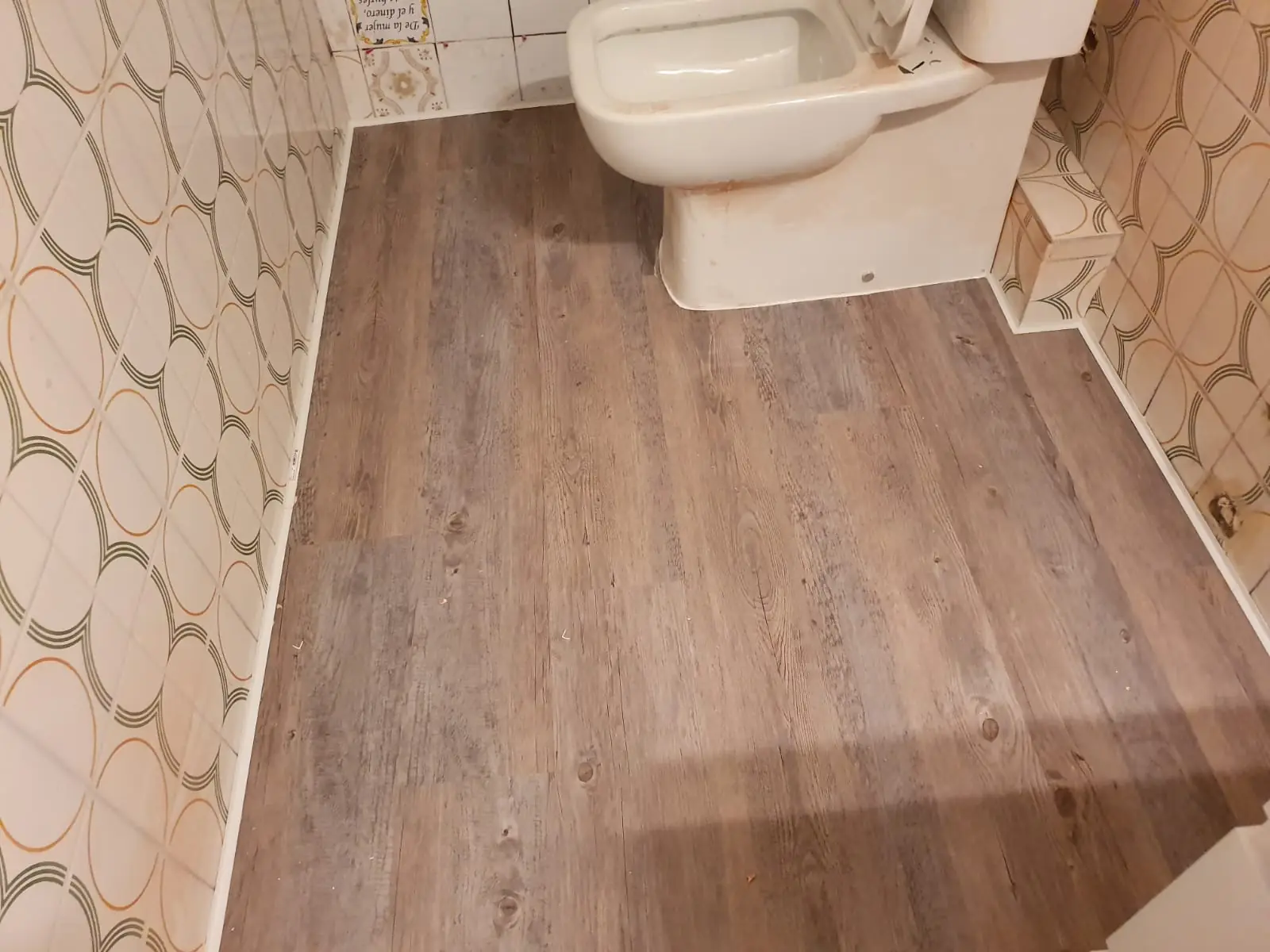 Baño reformado con alicatado nuevo en vivienda de Badalona