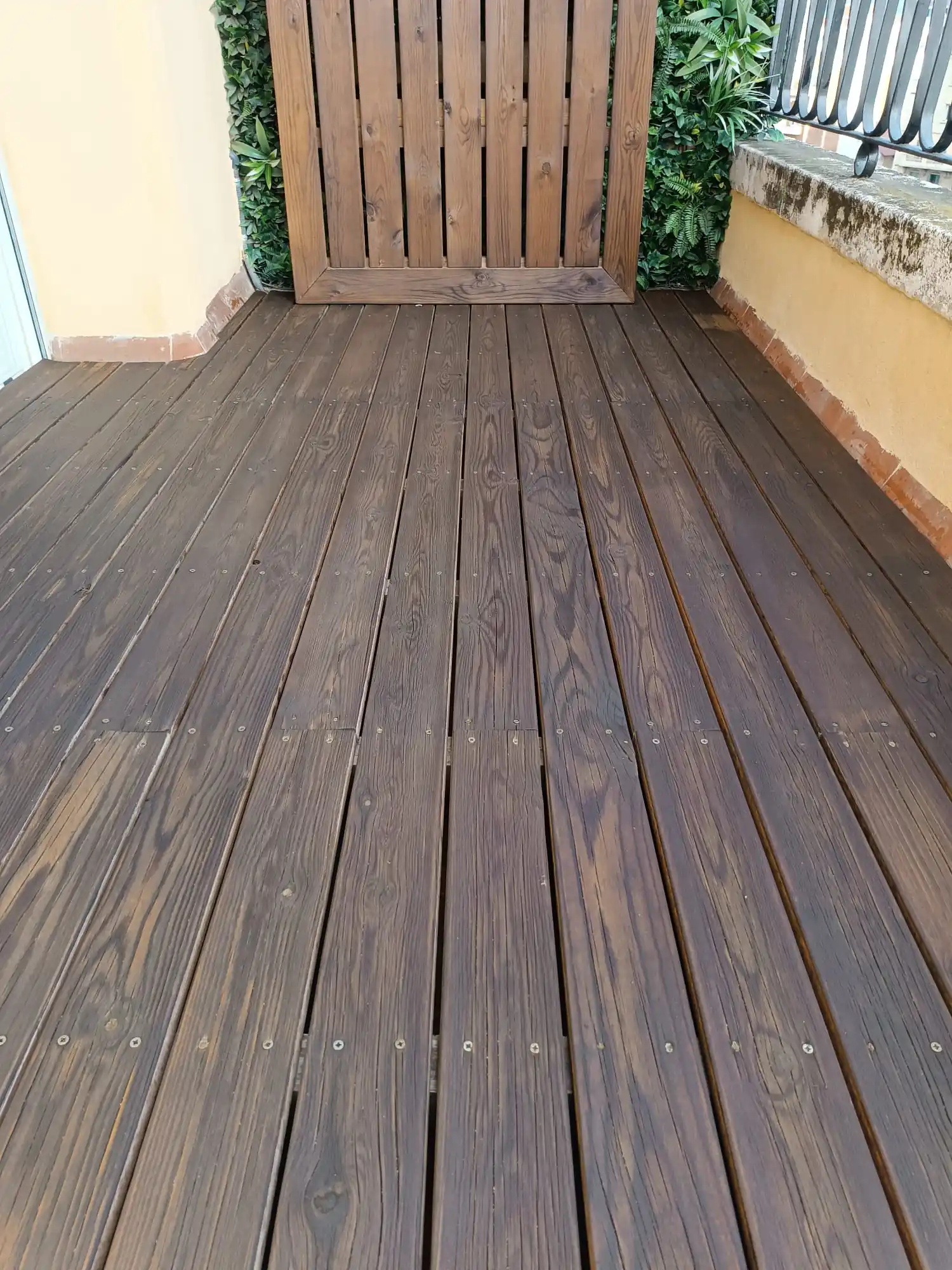 Detalle de acabado de pintura en pasillo de vivienda